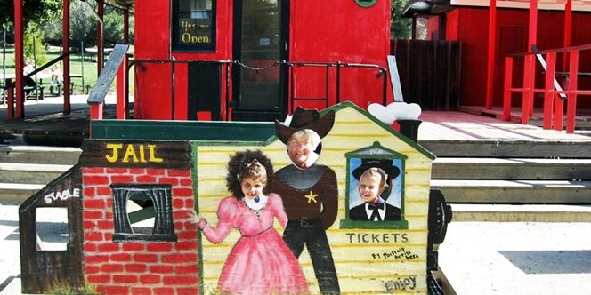 CLICK to continue: Sofia, Quinn and Gran in Jail!